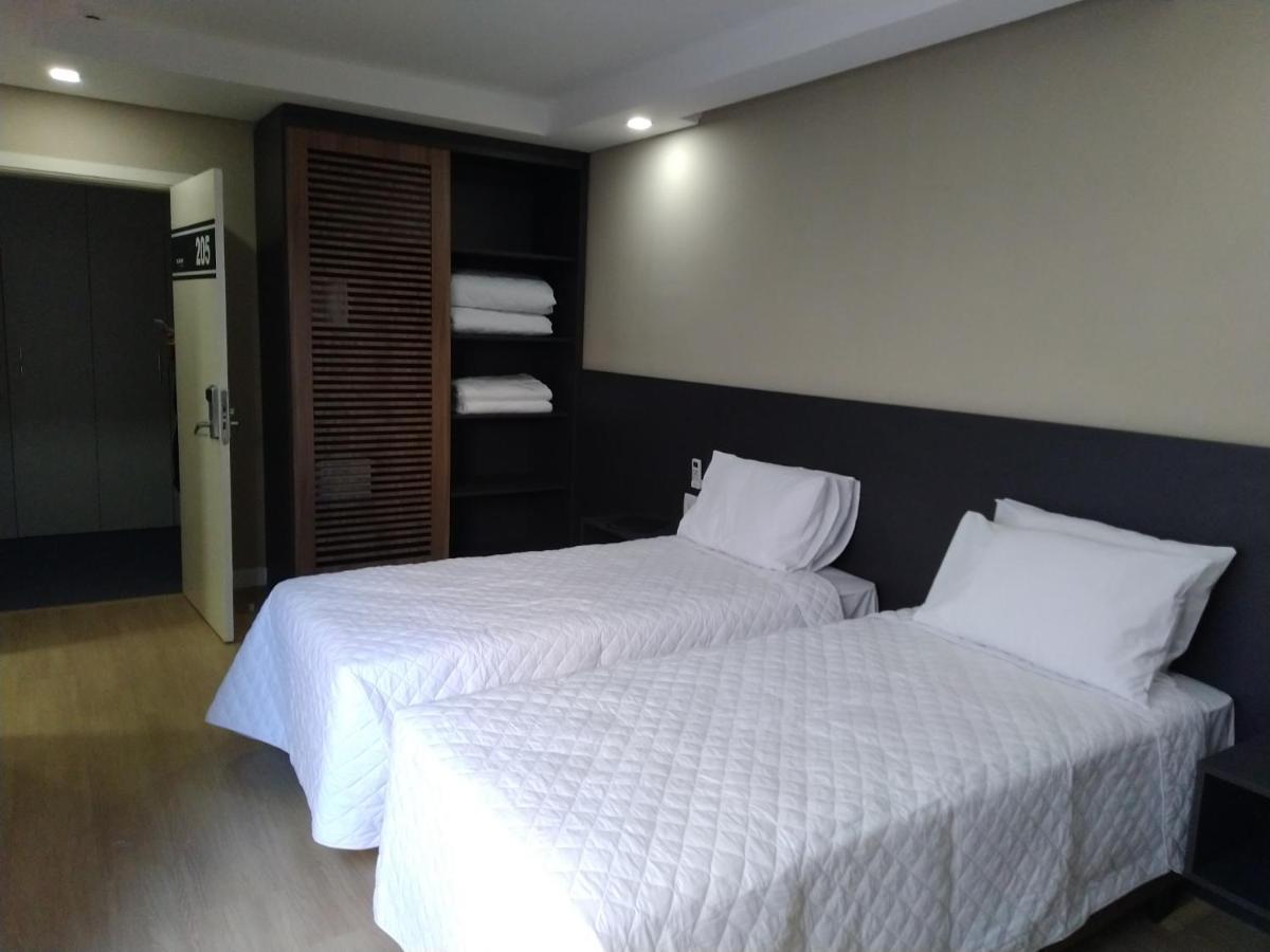 M Tower Hotel เปโลตัส ภายนอก รูปภาพ